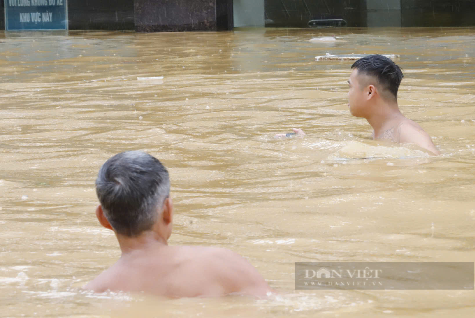 Nước dâng quá nhanh trong đêm, người Yên Bái bị bất ngờ, mọi thức bị chìm nghỉm trong nước - Ảnh 7.