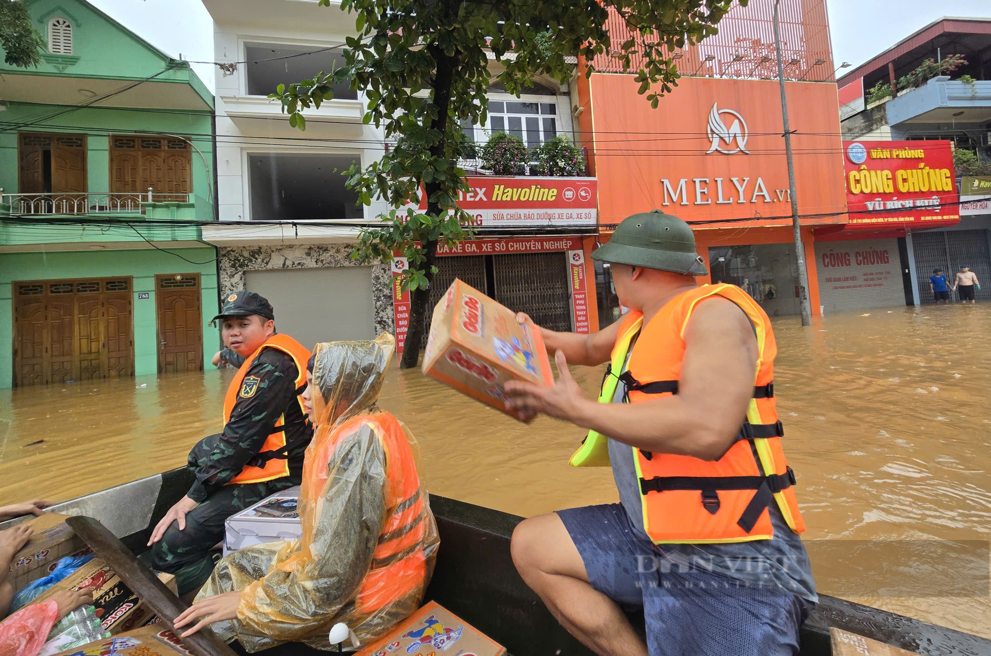 Nước dâng quá nhanh trong đêm, người Yên Bái bị bất ngờ, mọi thức bị chìm nghỉm trong nước - Ảnh 8.