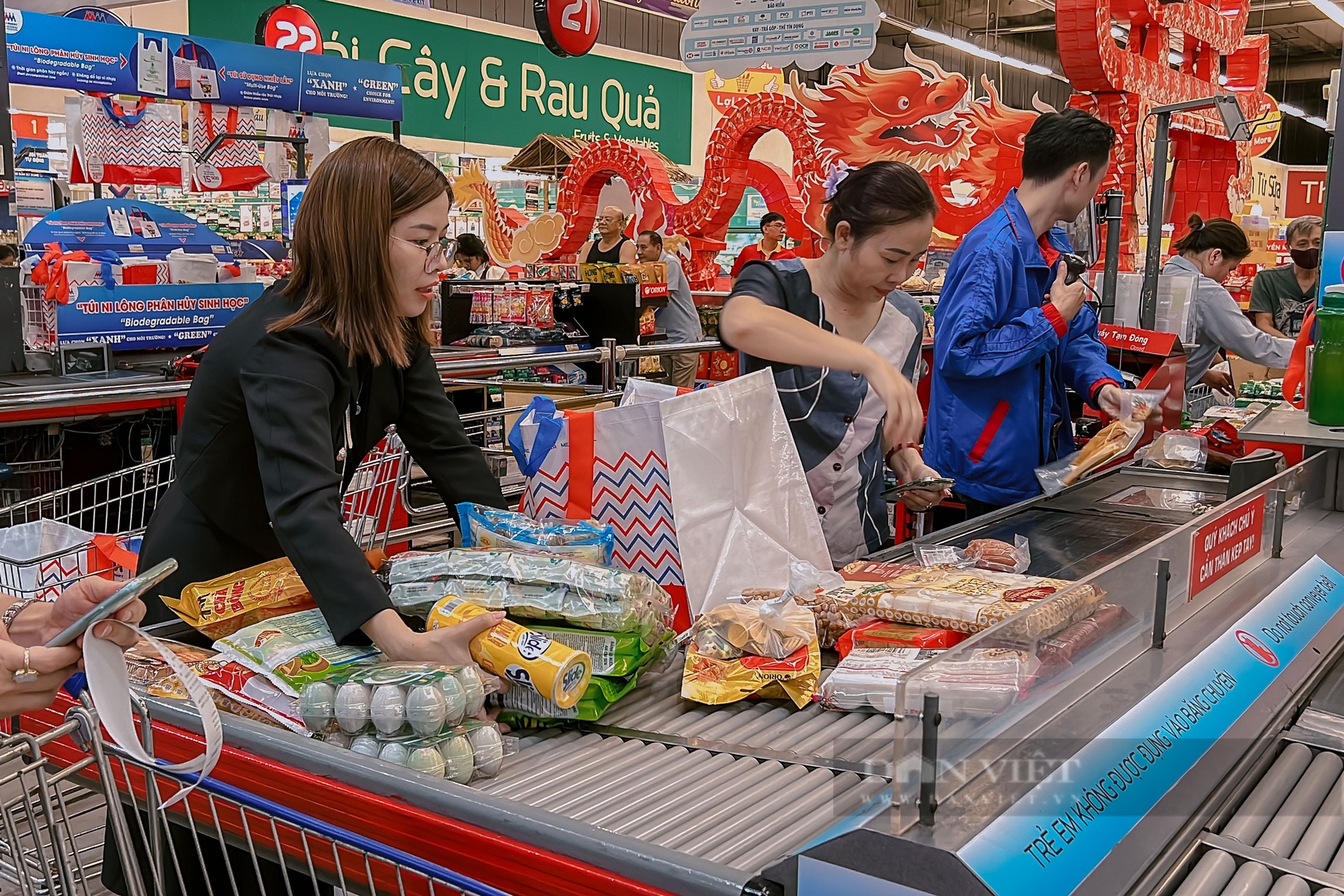 Người dân Hà Nội tiếp tục đổ xô đi mua thực phẩm tích trữ, siêu thị khuyến cáo gì? - Ảnh 4.