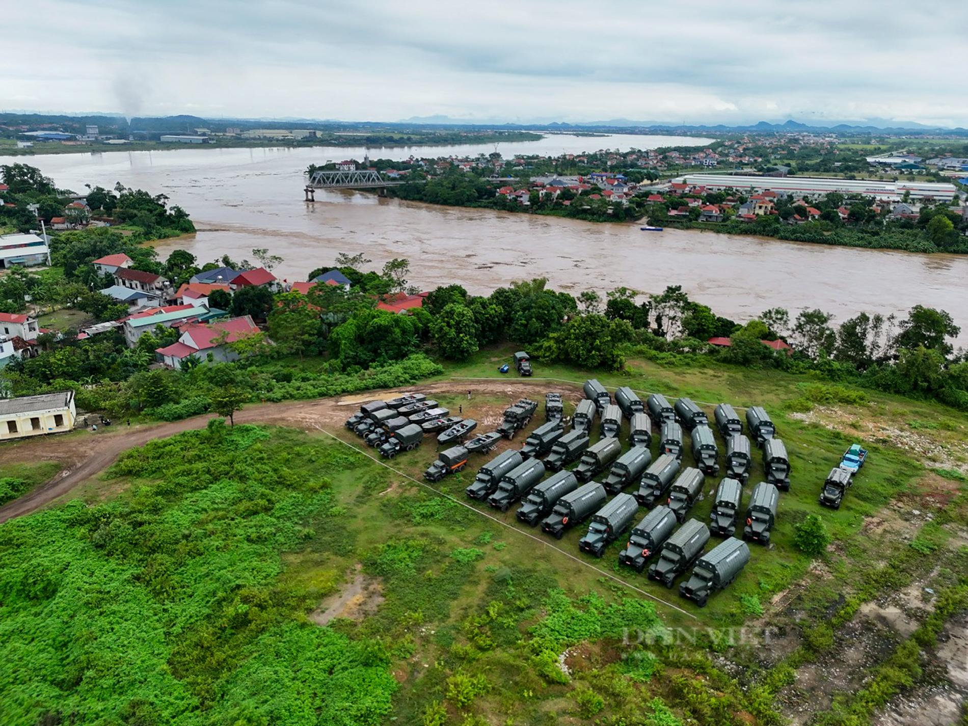 Vụ sập cầu Phong Châu: Cận cảnh dàn phương tiện chuẩn bị bắc cầu phao qua sông Hồng - Ảnh 1.