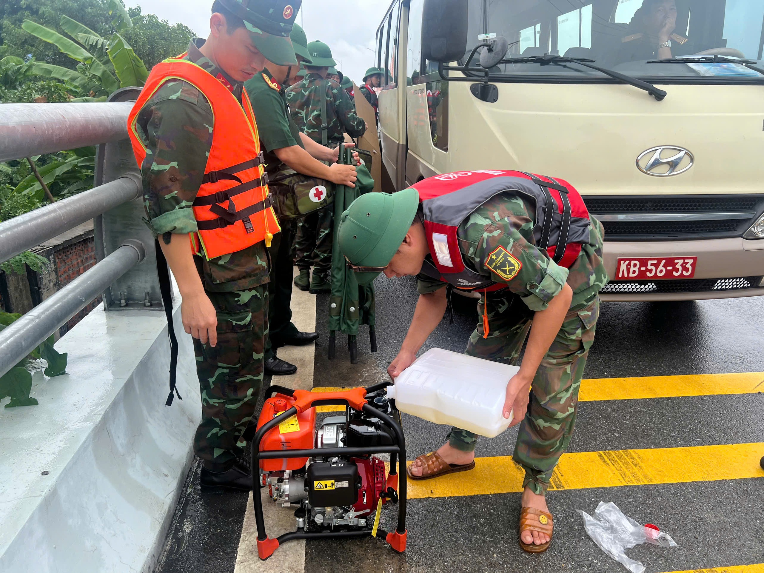 Hàng loạt sà lan mắc kẹt ở cầu Vĩnh Phú (Phú Thọ), tạm cấm phương tiện lưu thông - Ảnh 4.