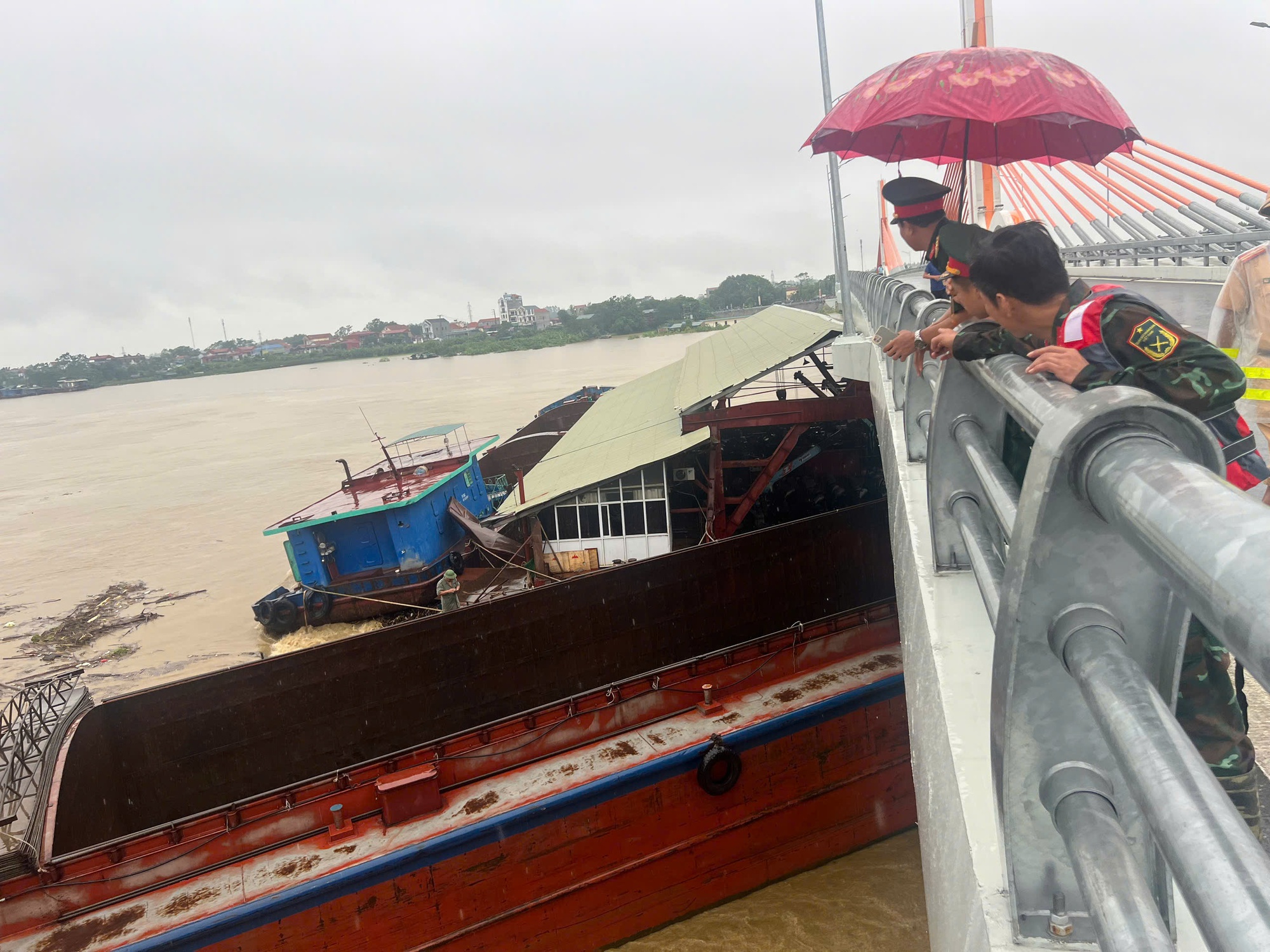 Hàng loạt sà lan mắc kẹt ở cầu Vĩnh Phú (Phú Thọ), tạm cấm phương tiện lưu thông - Ảnh 3.