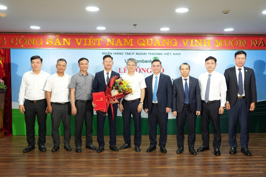 Vietcombank công bố quyết định chỉ định Bí thư Đảng ủy và điều động, bổ nhiệm Giám đốc Chi nhánh Thăng Long- Ảnh 2.