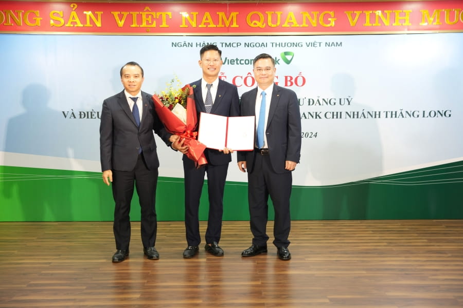 Vietcombank công bố quyết định chỉ định Bí thư Đảng ủy và điều động, bổ nhiệm Giám đốc Chi nhánh Thăng Long- Ảnh 1.