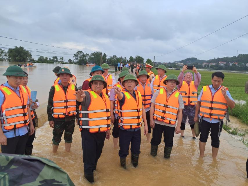 Thủ tướng Phạm Minh Chính thăm hỏi, động viên người dân tại xã bị cô lập của Bắc Giang- Ảnh 2.