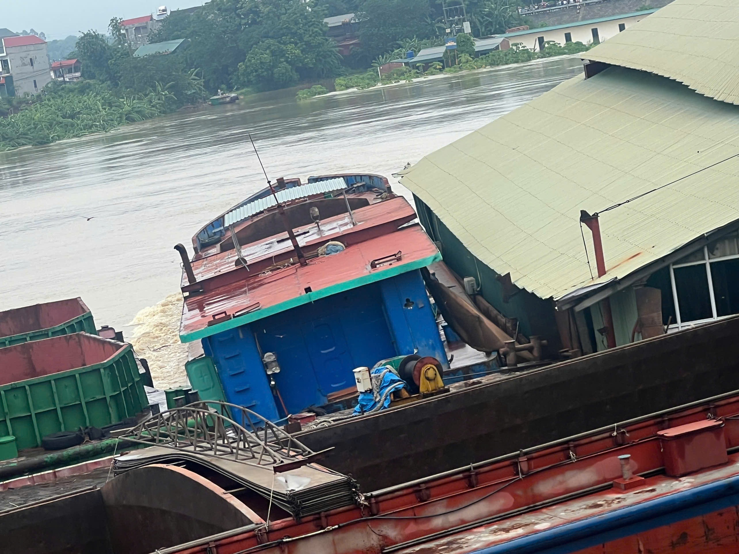 Hàng loạt sà lan mắc kẹt ở cầu Vĩnh Phú (Phú Thọ), tạm cấm phương tiện lưu thông - Ảnh 2.