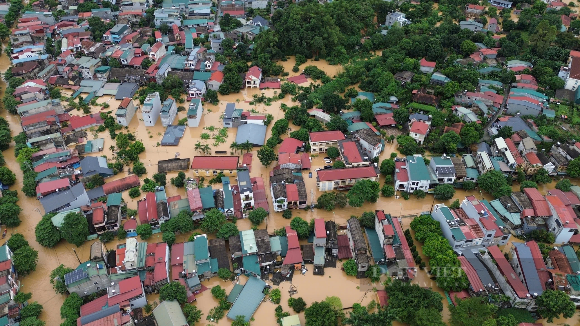 Xúc động cảnh cứu hộ nhiều em nhỏ ra khỏi vùng lũ, vùng cực kỳ nguy hiểm ở Yên Bái - Ảnh 7.