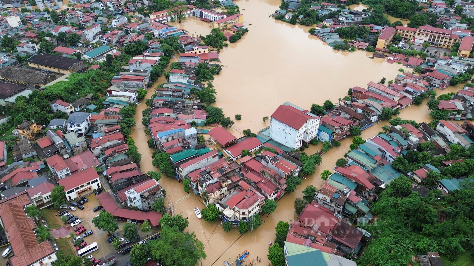 Xúc động cảnh cứu hộ nhiều em nhỏ ra khỏi vùng lũ, vùng cực kỳ nguy hiểm ở Yên Bái - Ảnh 8.