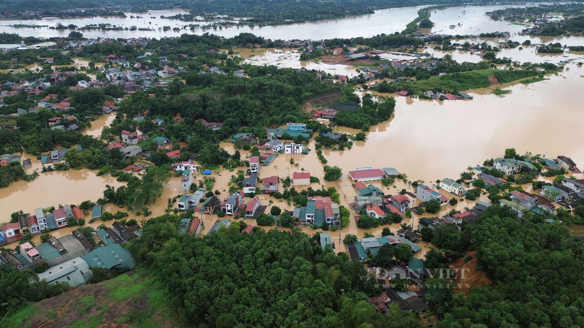 Xúc động cảnh cứu hộ nhiều em nhỏ ra khỏi vùng lũ, vùng cực kỳ nguy hiểm ở Yên Bái - Ảnh 9.