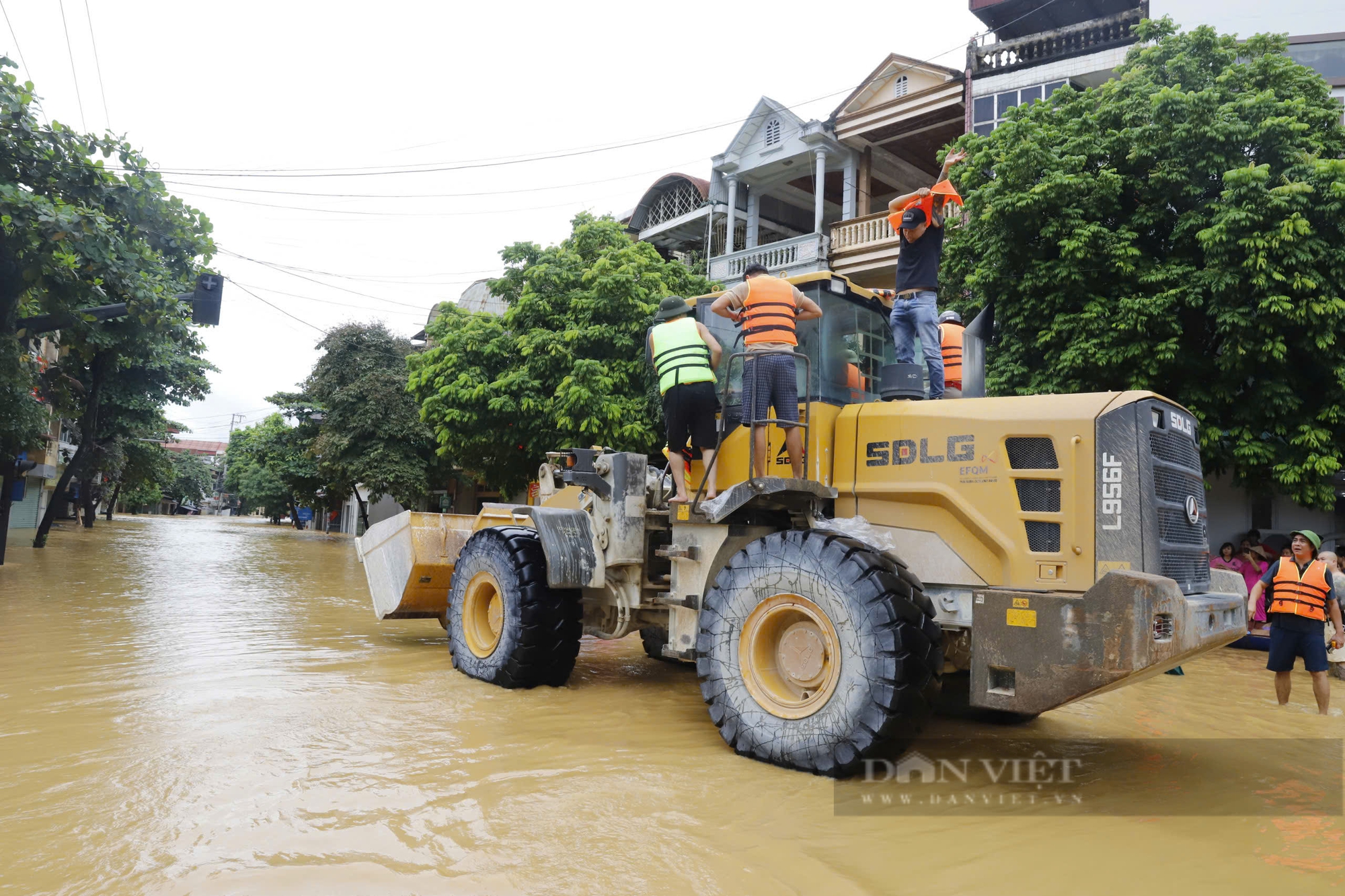 Xúc động cảnh cứu hộ nhiều em nhỏ ra khỏi vùng lũ, vùng cực kỳ nguy hiểm ở Yên Bái - Ảnh 10.