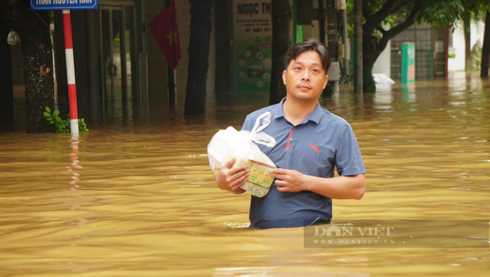 Cập nhật: Báo Dân Việt kêu gọi được hơn 3 tỷ đồng tiền và hàng- Ảnh 7.