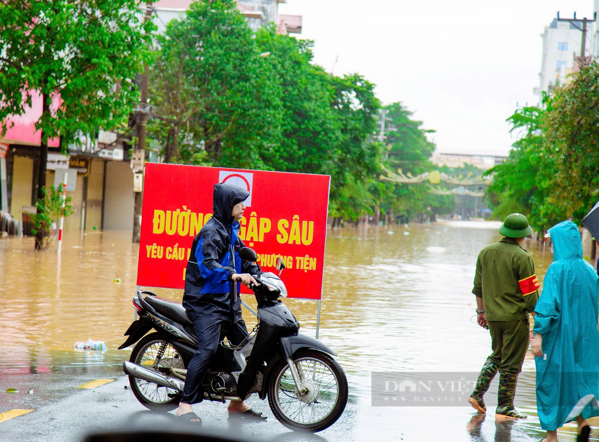 Những hình ảnh cứu hộ mới nhất tại tỉnh Thái Nguyên: Hàng nghìn chiến sỹ bộ đội, công an có mặt sơ tán người dân - Ảnh 1.