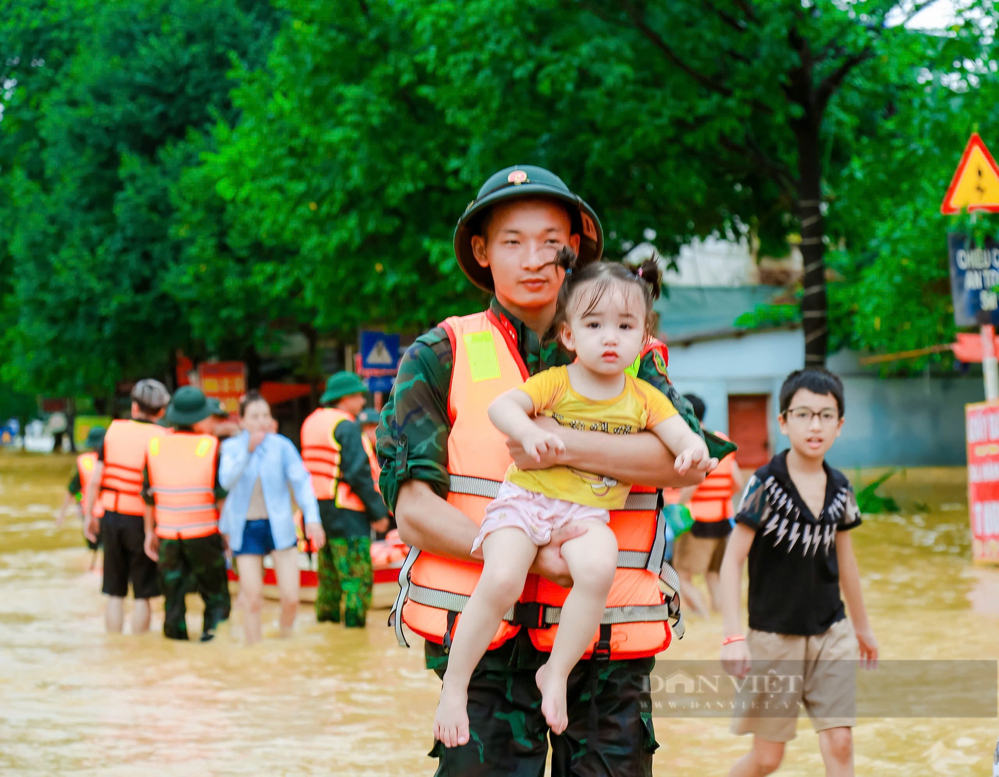 Những hình ảnh cứu hộ mới nhất tại tỉnh Thái Nguyên: Hàng nghìn chiến sỹ bộ đội, công an có mặt sơ tán người dân - Ảnh 6.