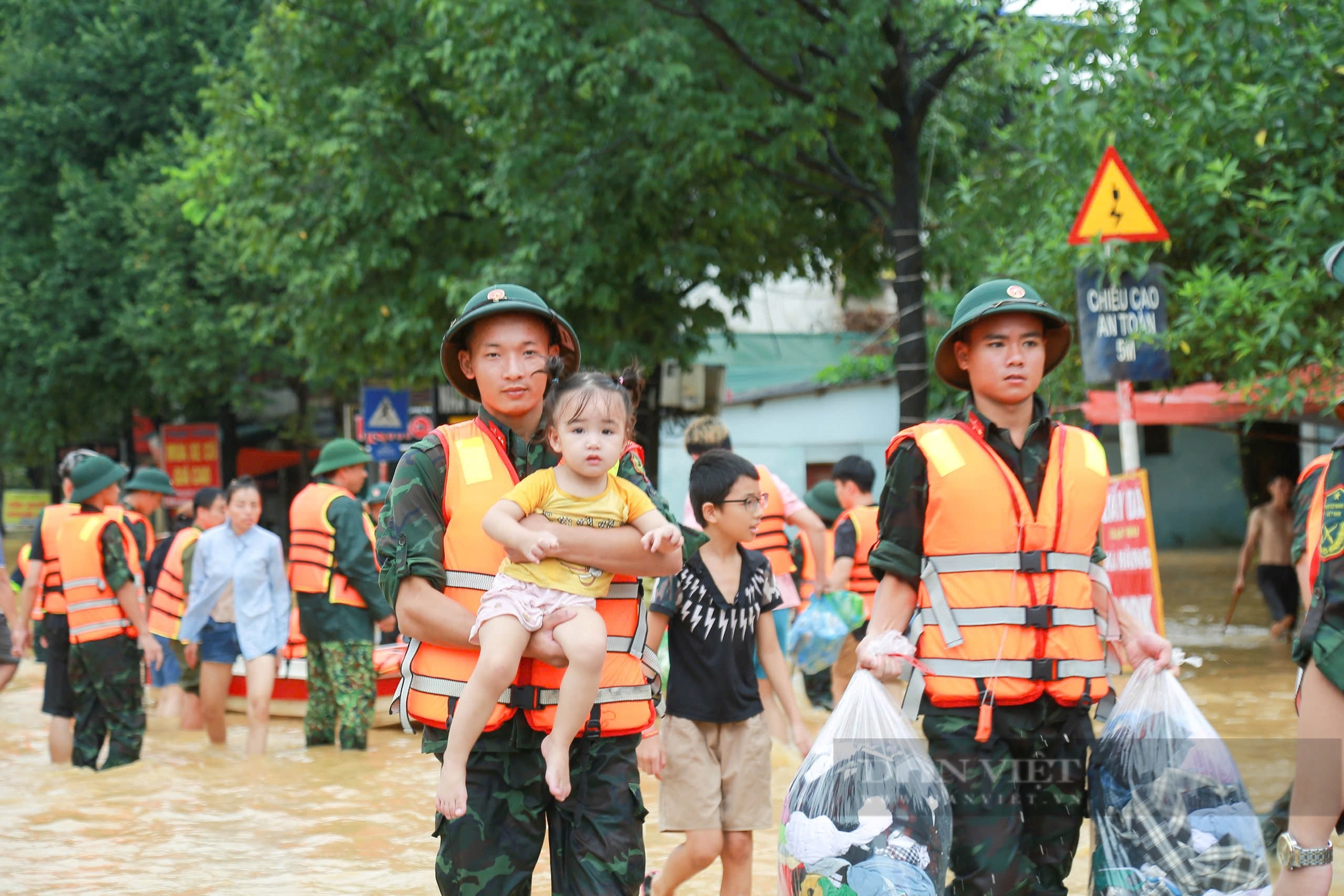 Những hình ảnh cứu hộ mới nhất tại tỉnh Thái Nguyên: Hàng nghìn chiến sỹ bộ đội, công an có mặt sơ tán người dân - Ảnh 7.