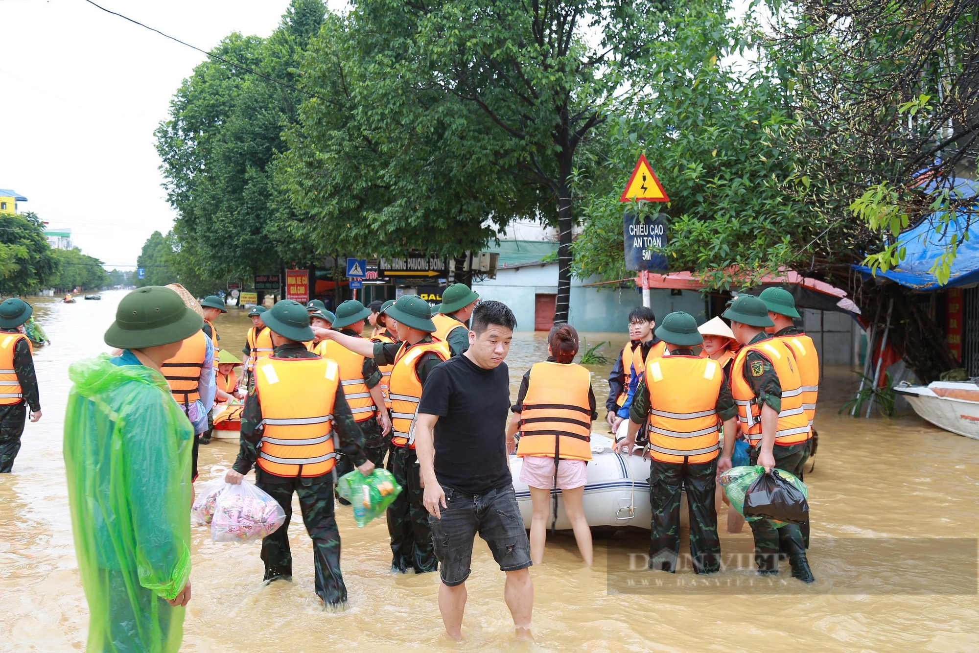 Những hình ảnh cứu hộ mới nhất tại tỉnh Thái Nguyên: Hàng nghìn chiến sỹ bộ đội, công an có mặt sơ tán người dân - Ảnh 12.