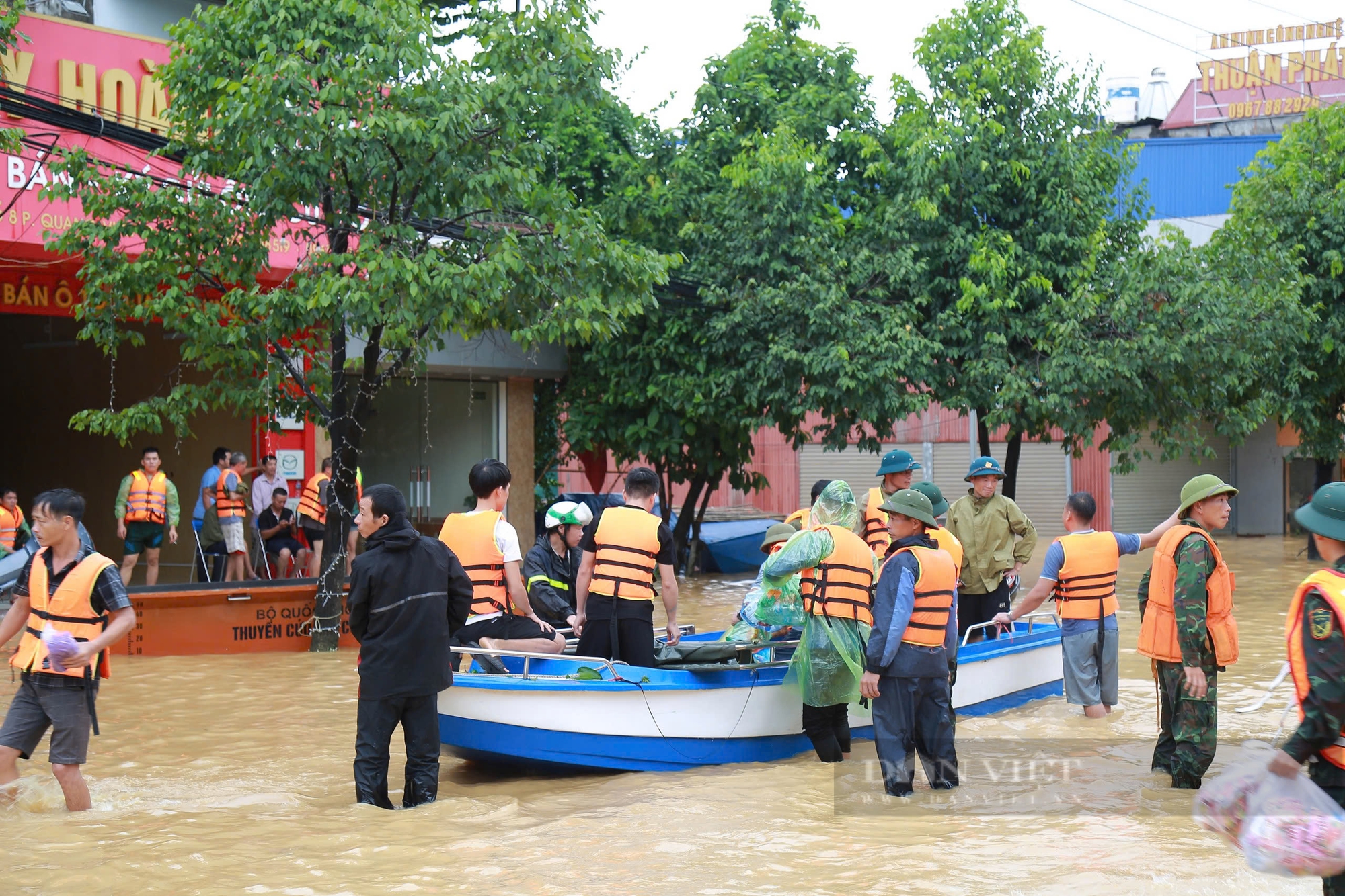 Những hình ảnh cứu hộ mới nhất tại tỉnh Thái Nguyên: Hàng nghìn chiến sỹ bộ đội, công an có mặt sơ tán người dân - Ảnh 14.