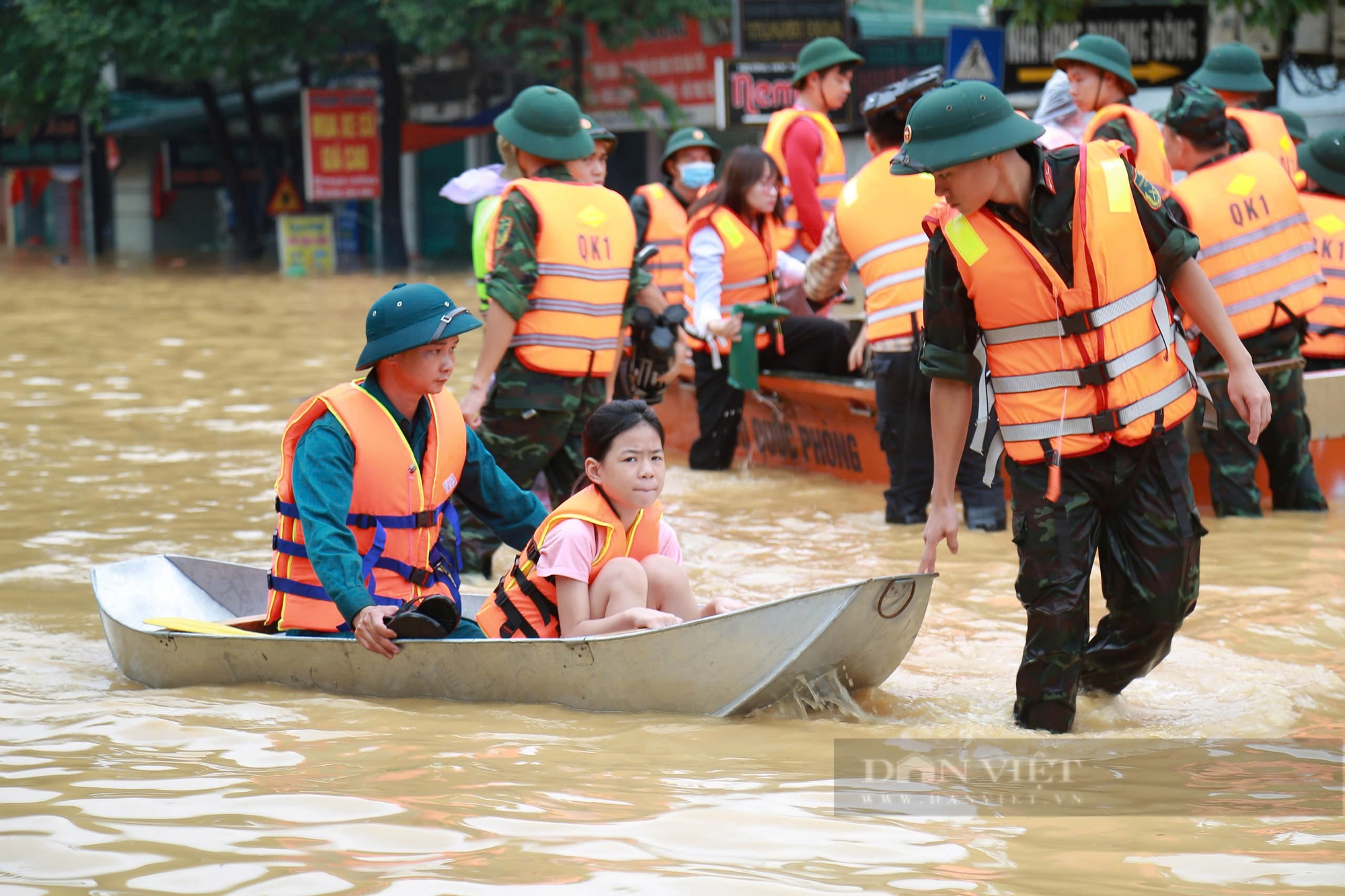 Những hình ảnh cứu hộ mới nhất tại tỉnh Thái Nguyên: Hàng nghìn chiến sỹ bộ đội, công an có mặt sơ tán người dân - Ảnh 19.