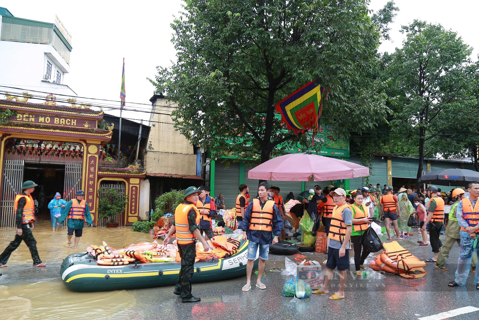 Những hình ảnh cứu hộ mới nhất tại tỉnh Thái Nguyên: Hàng nghìn chiến sỹ bộ đội, công an có mặt sơ tán người dân - Ảnh 22.