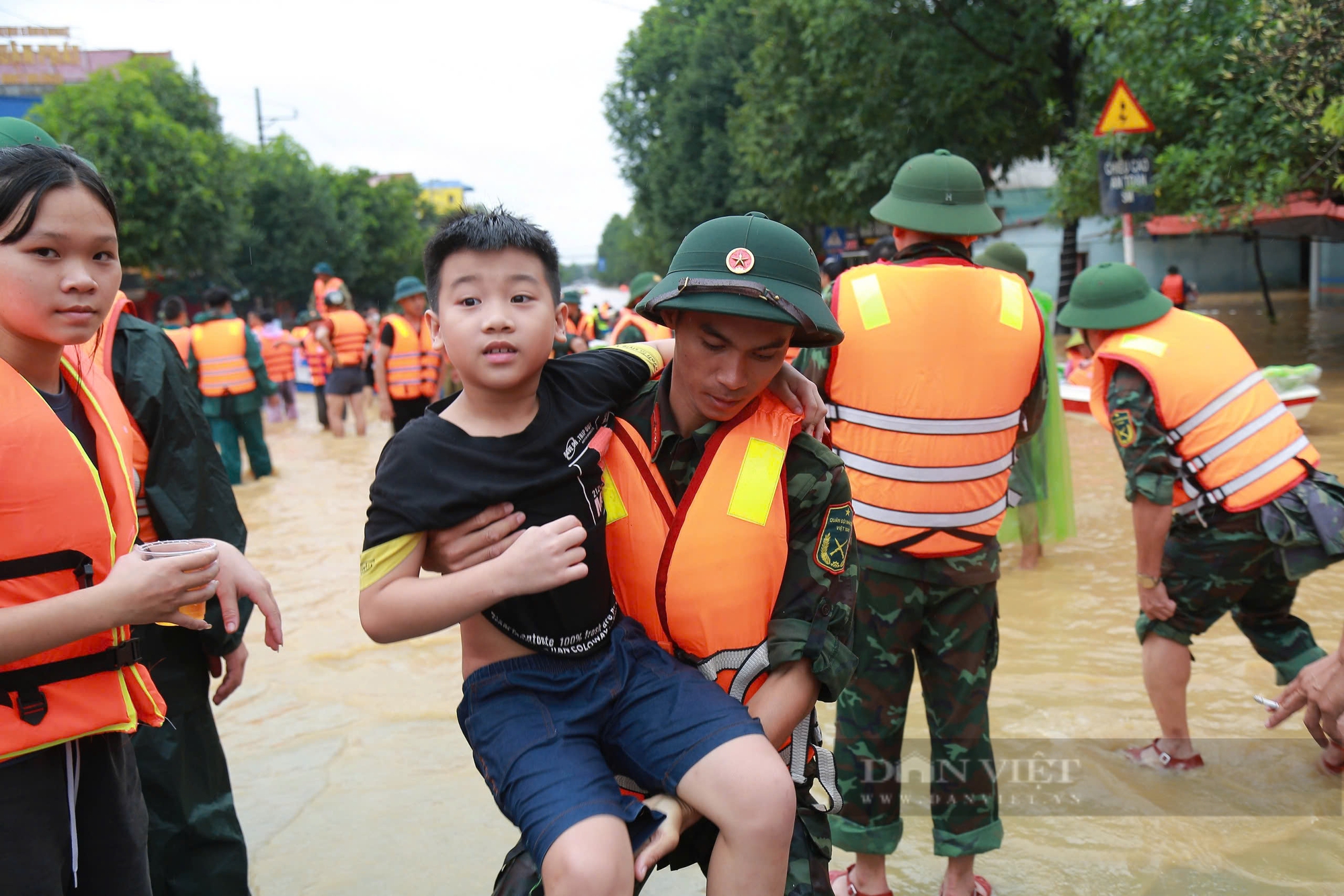 Những hình ảnh cứu hộ mới nhất tại tỉnh Thái Nguyên: Hàng nghìn chiến sỹ bộ đội, công an có mặt sơ tán người dân - Ảnh 24.