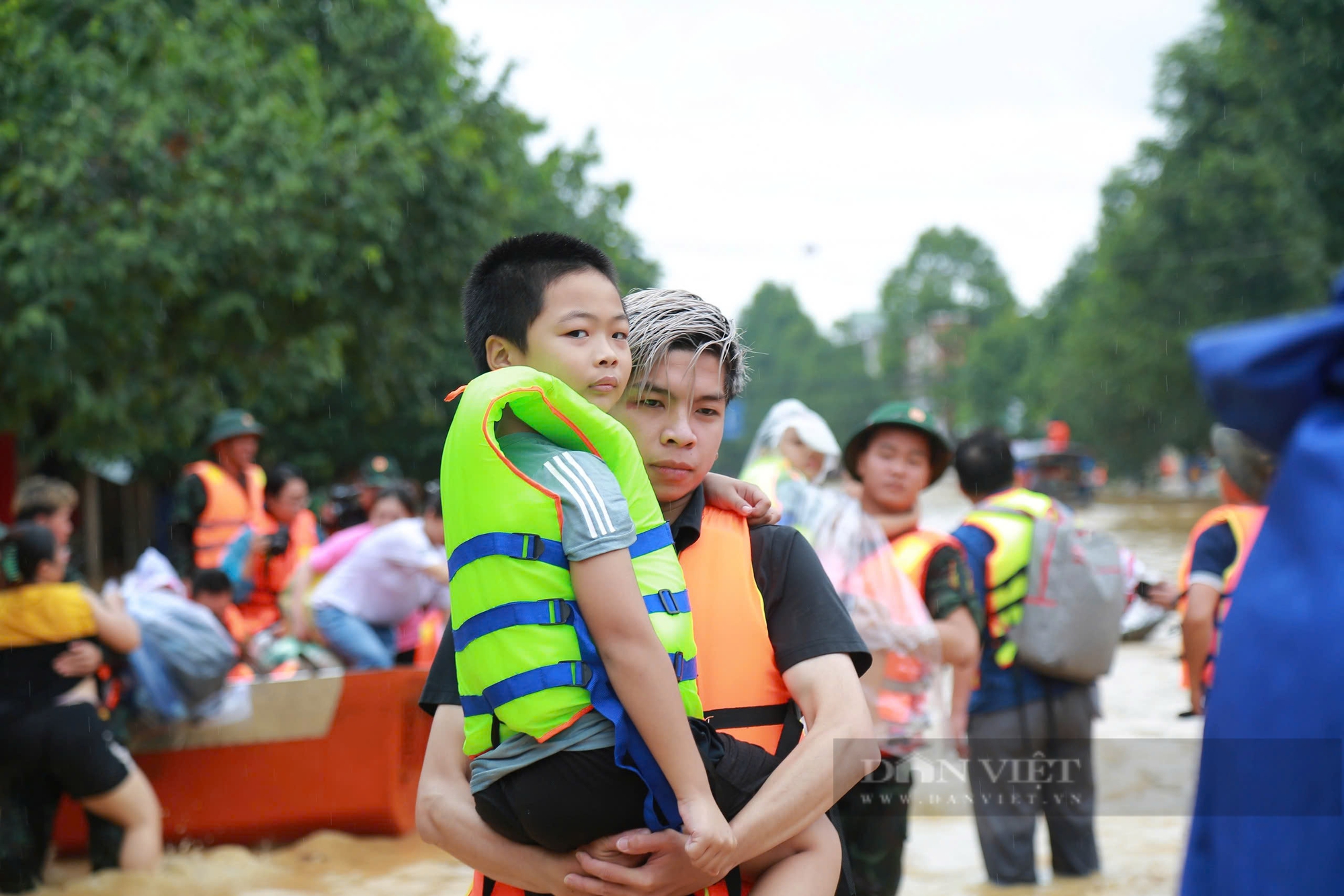 Những hình ảnh cứu hộ mới nhất tại tỉnh Thái Nguyên: Hàng nghìn chiến sỹ bộ đội, công an có mặt sơ tán người dân - Ảnh 25.