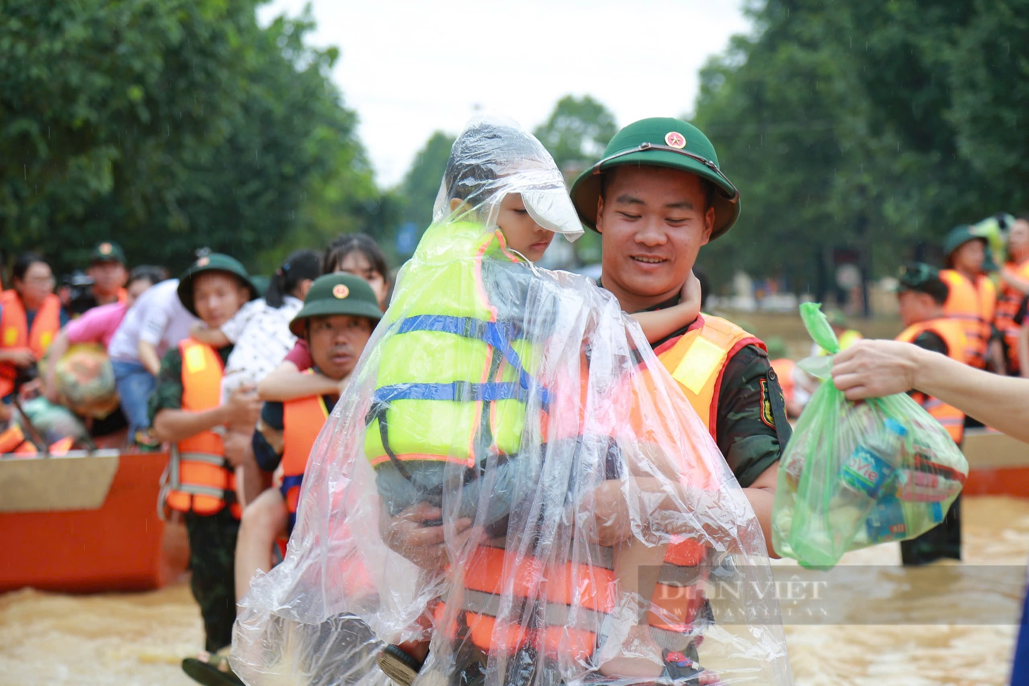 Những hình ảnh cứu hộ mới nhất tại tỉnh Thái Nguyên: Hàng nghìn chiến sỹ bộ đội, công an có mặt sơ tán người dân - Ảnh 27.