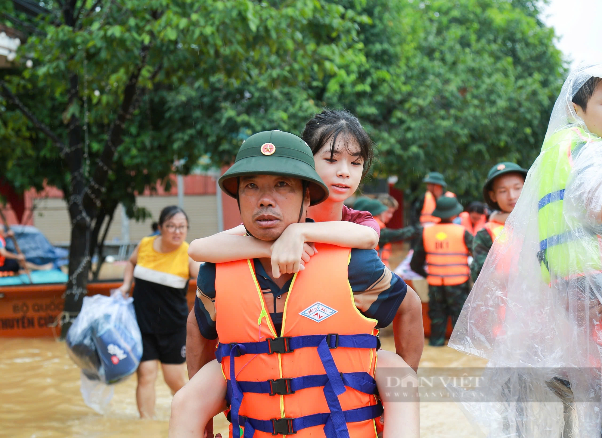 Những hình ảnh cứu hộ mới nhất tại tỉnh Thái Nguyên: Hàng nghìn chiến sỹ bộ đội, công an có mặt sơ tán người dân - Ảnh 29.