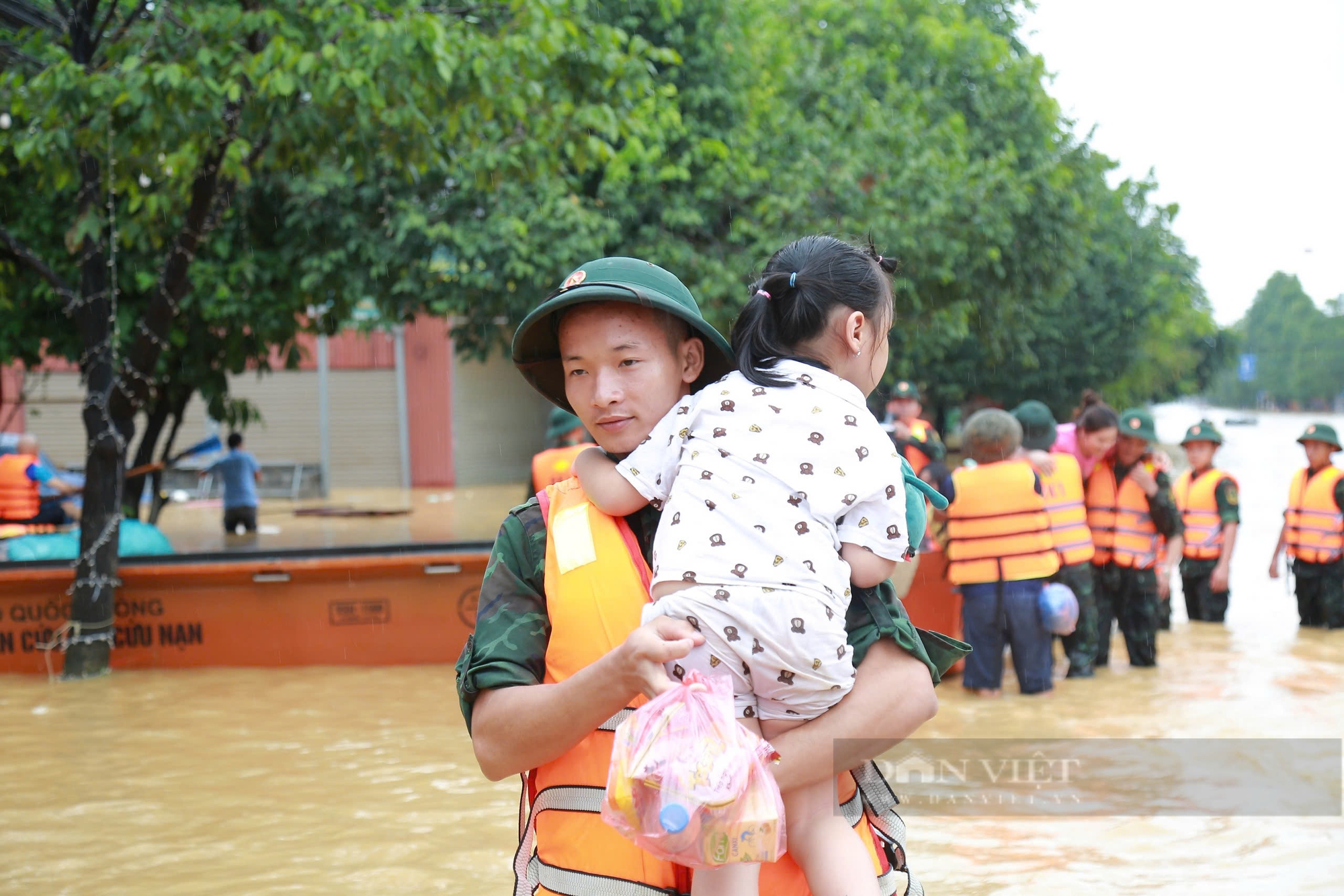 Những hình ảnh cứu hộ mới nhất tại tỉnh Thái Nguyên: Hàng nghìn chiến sỹ bộ đội, công an có mặt sơ tán người dân - Ảnh 31.