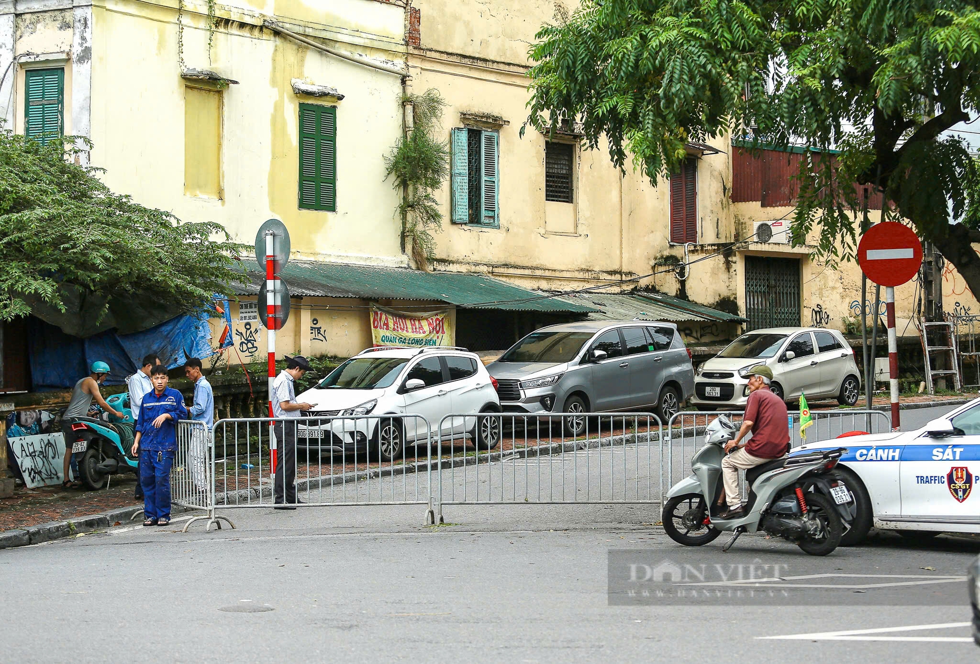 Nước sông Hồng dâng cao, người dân đằm mình trong nước hàng tiếng đồng hồ để cứu tài sản - Ảnh 3.