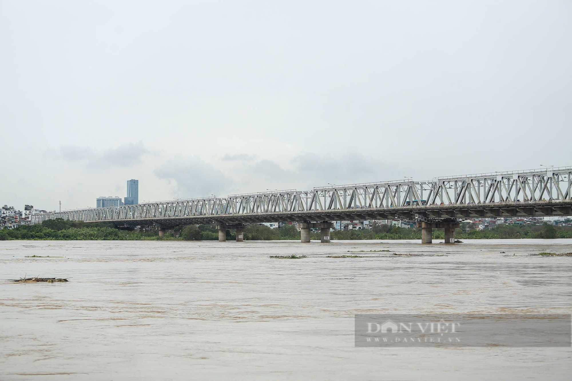 Nước sông Hồng dâng cao, người dân đằm mình trong nước hàng tiếng đồng hồ để cứu tài sản - Ảnh 4.