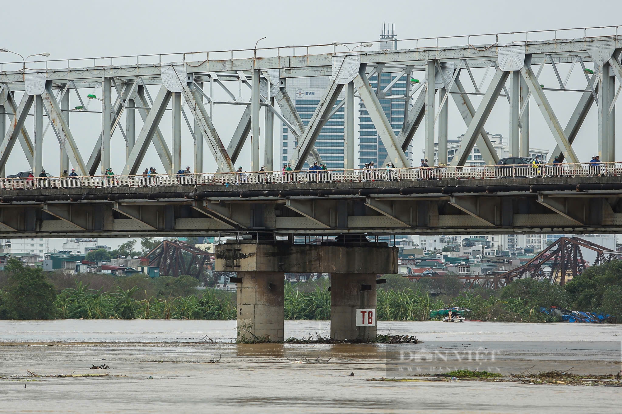 Nước sông Hồng dâng cao, người dân đằm mình trong nước hàng tiếng đồng hồ để cứu tài sản - Ảnh 5.