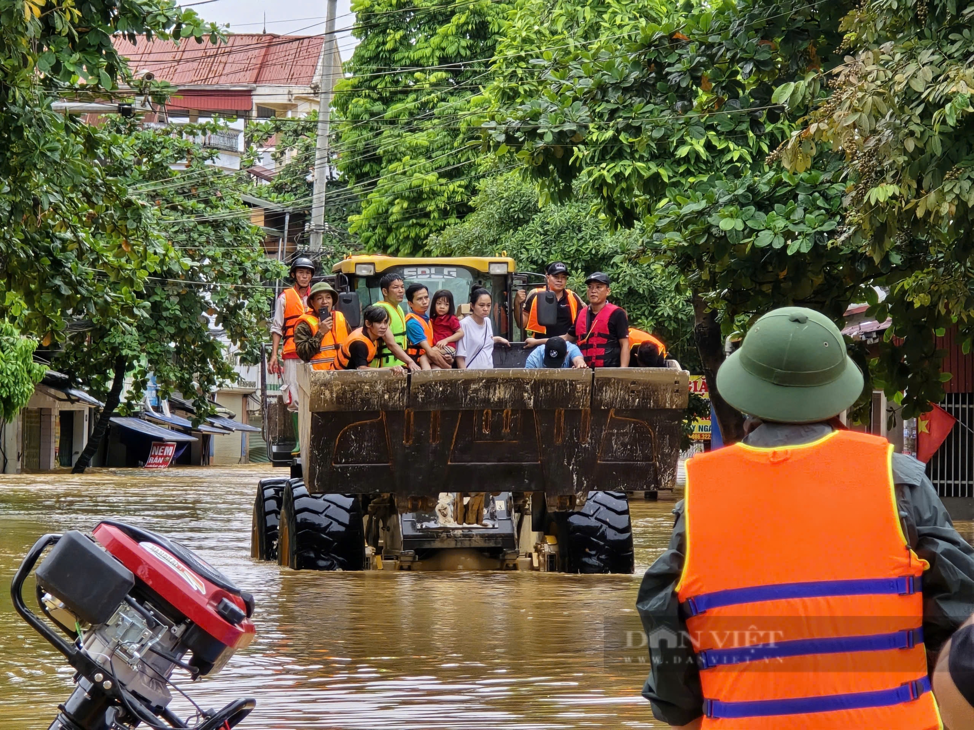 Xúc động cảnh cứu hộ nhiều em nhỏ ra khỏi vùng lũ, vùng cực kỳ nguy hiểm ở Yên Bái - Ảnh 6.