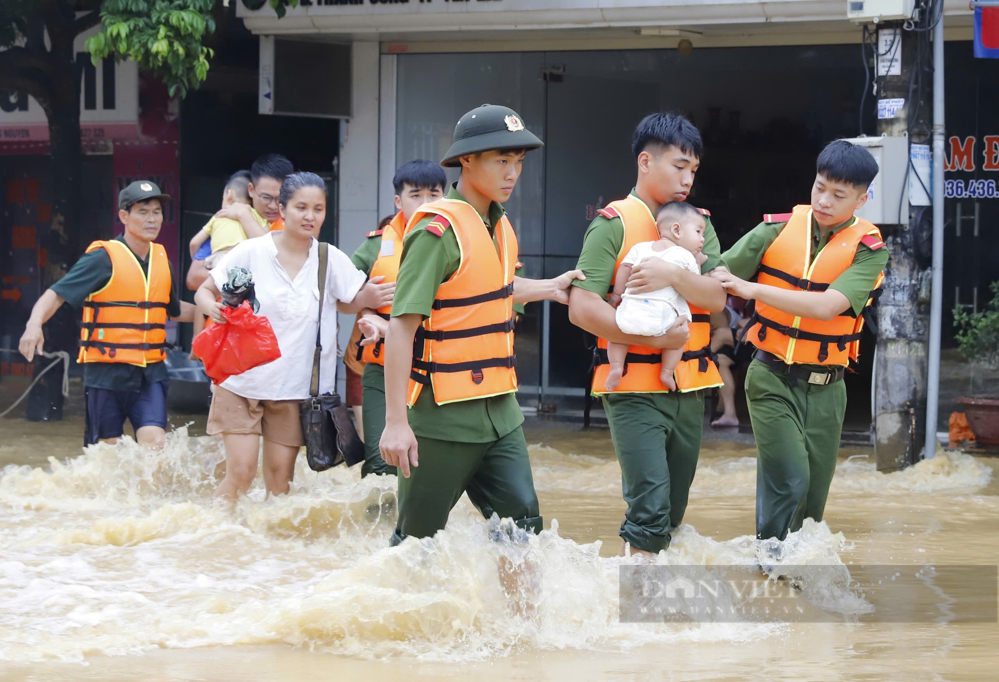 Xúc động cảnh cứu hộ nhiều em nhỏ ra khỏi vùng lũ, vùng cực kỳ nguy hiểm ở Yên Bái - Ảnh 3.