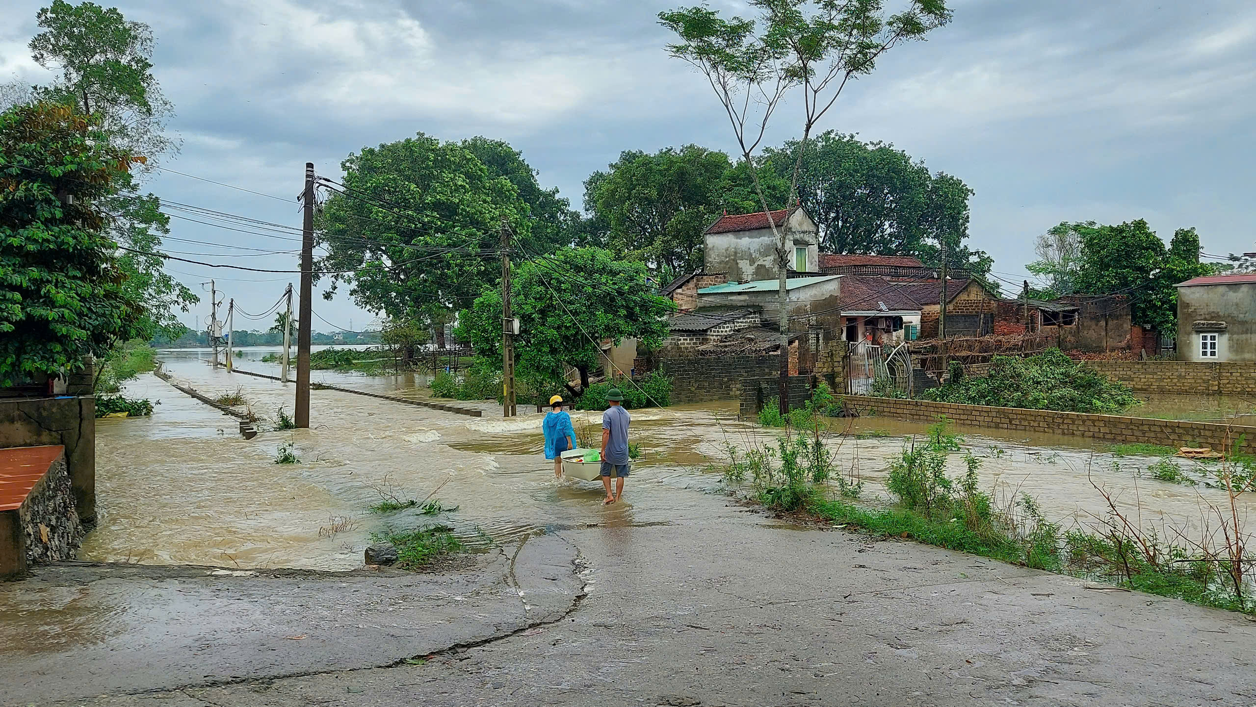 Nước sông Bùi lên cao, người dân Hà Nội hối hả chạy lũ- Ảnh 3.