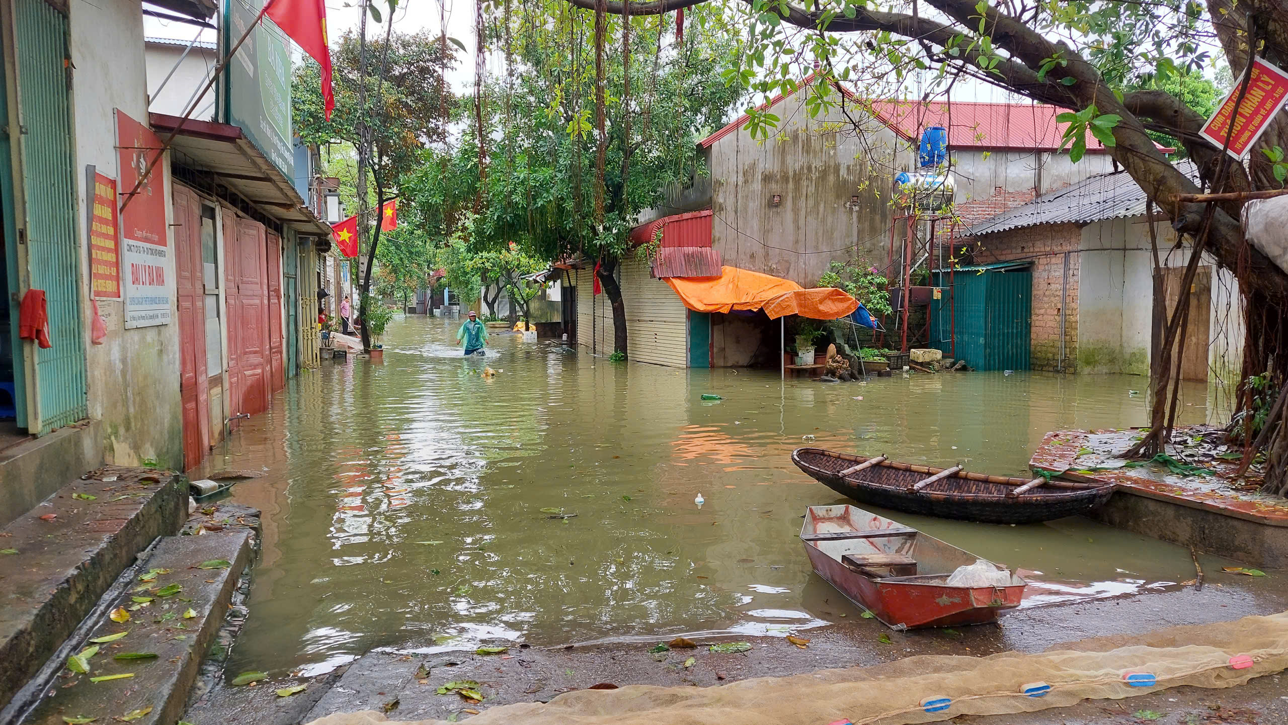 Nước sông Bùi lên cao, người dân Hà Nội hối hả chạy lũ- Ảnh 2.