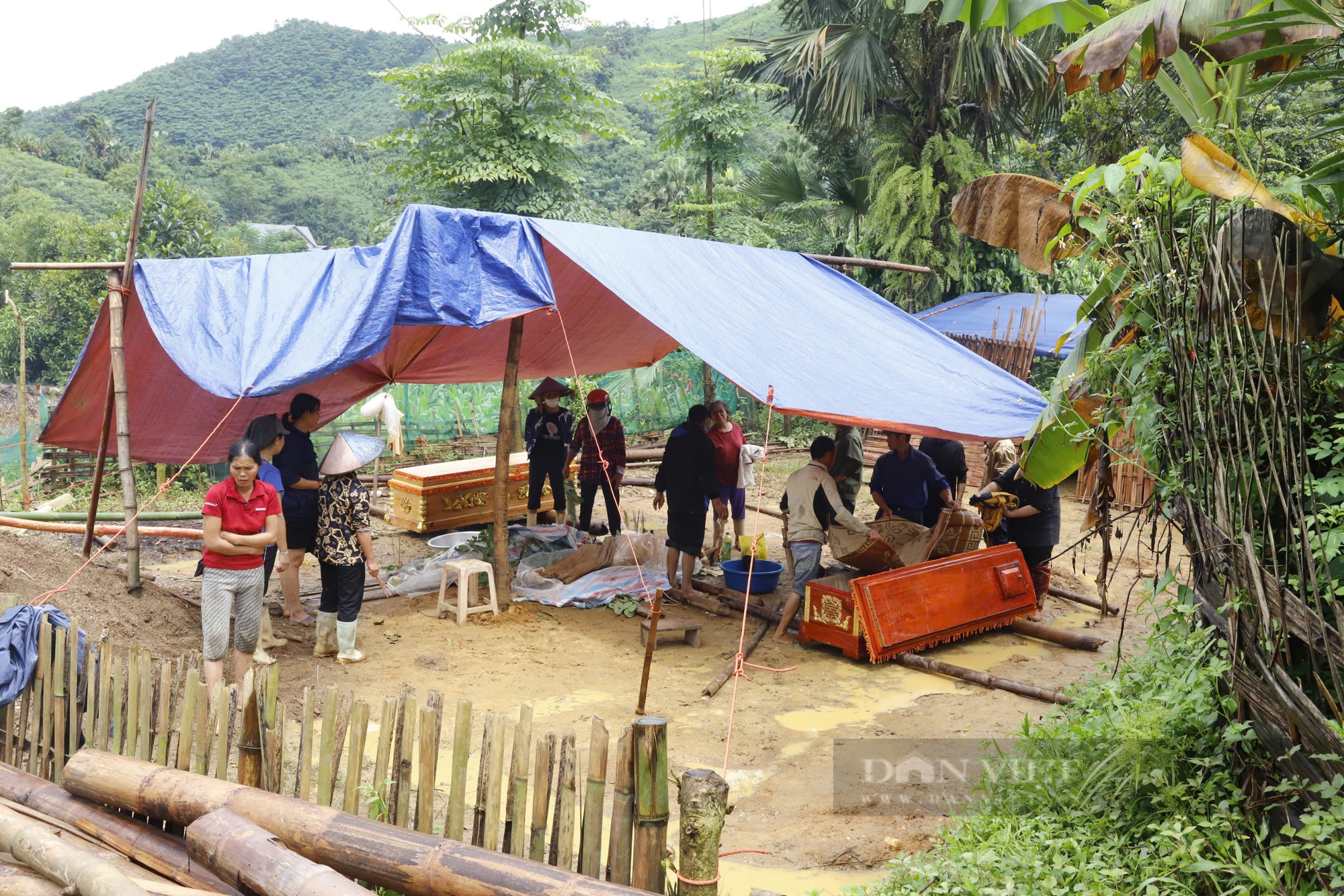 Không khí tang thương tại gia đình có 4 người chết tại vụ lũ quét ở làng Nủ - Ảnh 1.