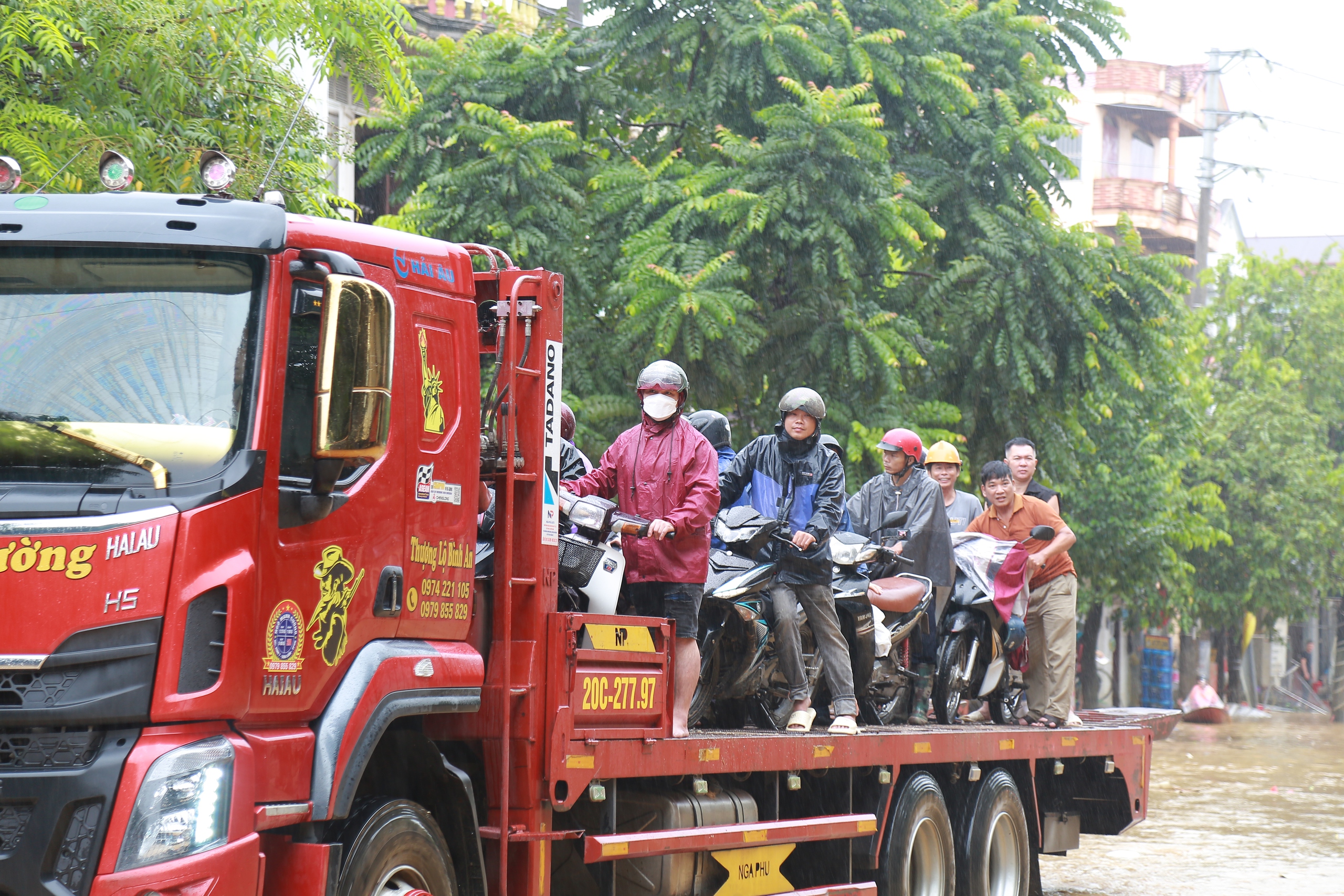 Tin vui: Nước lũ rút nhanh, người dân Thái Nguyên trở về sau trận lũ lịch sử - Ảnh 12.