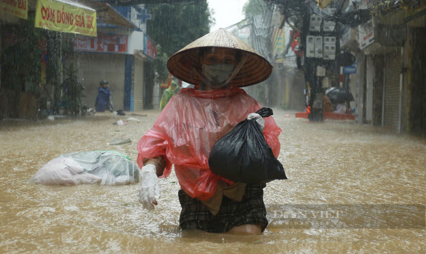 Dùng thuyền "bơi" giữa phố Hà Nội - Ảnh 9.