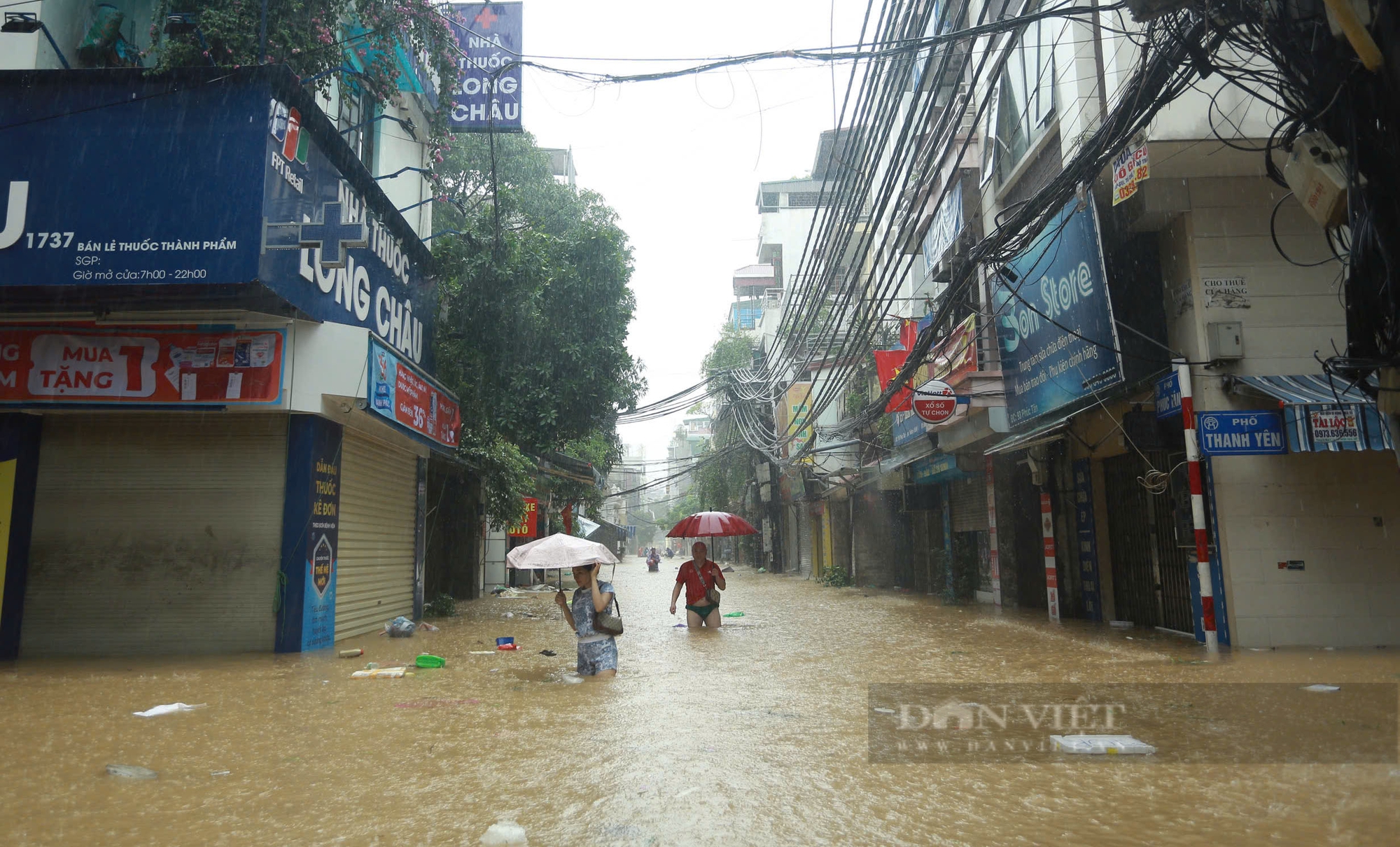 Dùng thuyền "bơi" giữa phố Hà Nội - Ảnh 11.