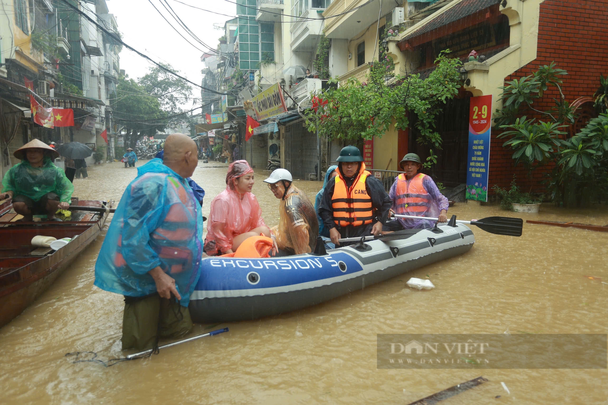 Dùng thuyền "bơi" giữa phố Hà Nội - Ảnh 2.