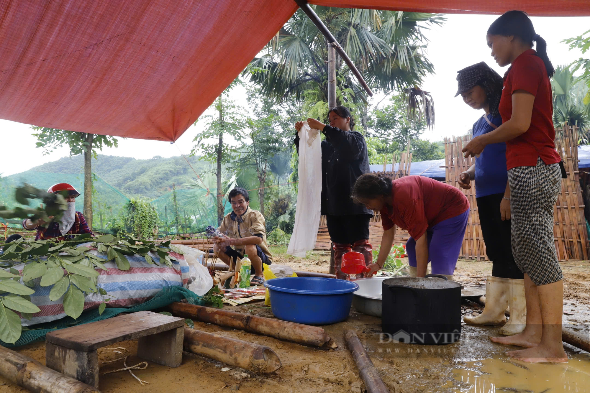 Không khí tang thương tại gia đình có 4 người chết tại vụ lũ quét ở làng Nủ - Ảnh 2.