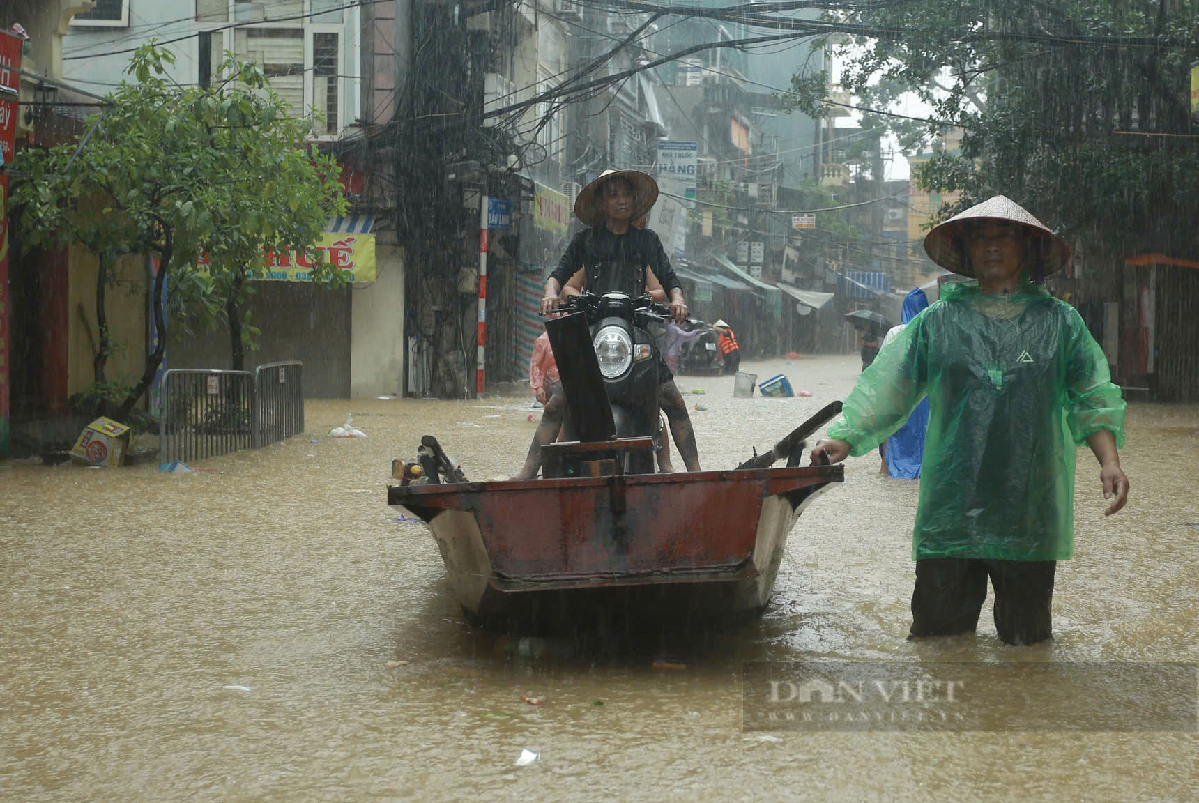 Dùng thuyền "bơi" giữa phố Hà Nội - Ảnh 3.