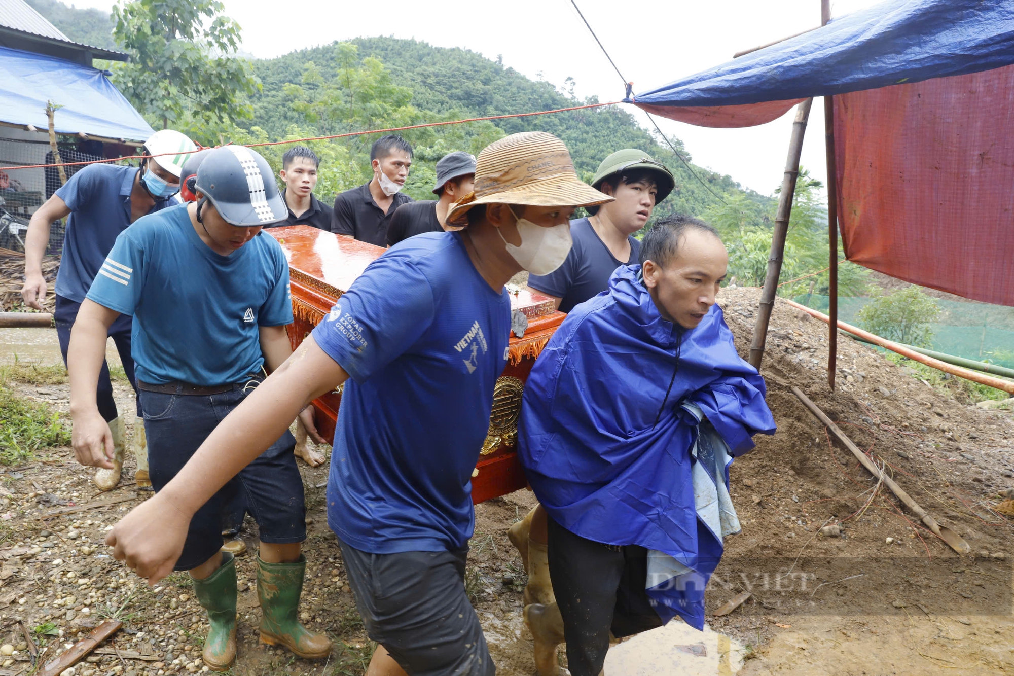 Không khí tang thương tại gia đình có 4 người chết tại vụ lũ quét ở làng Nủ - Ảnh 4.