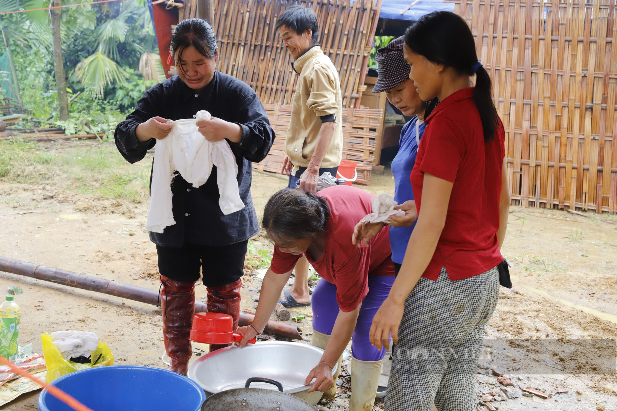 Không khí tang thương tại gia đình có 4 người chết tại vụ lũ quét ở làng Nủ - Ảnh 5.