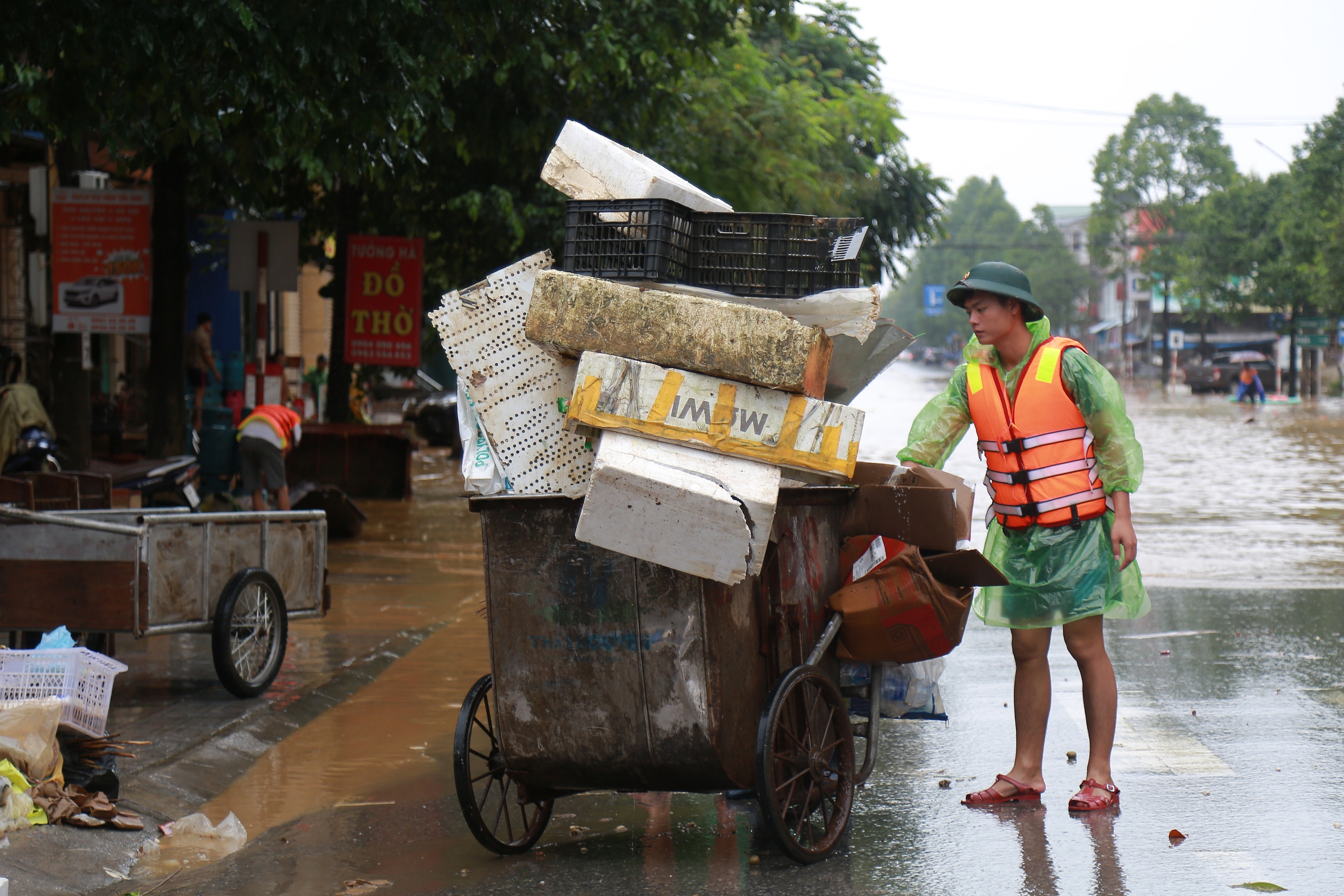 Tin vui: Nước lũ rút nhanh, người dân Thái Nguyên trở về sau trận lũ lịch sử - Ảnh 11.