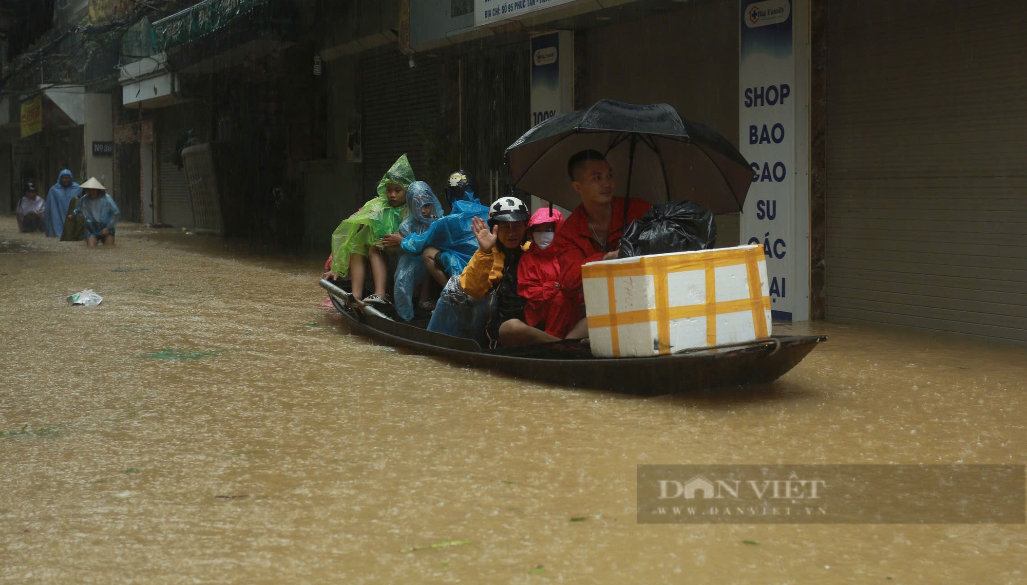 Dùng thuyền "bơi" giữa phố Hà Nội - Ảnh 6.