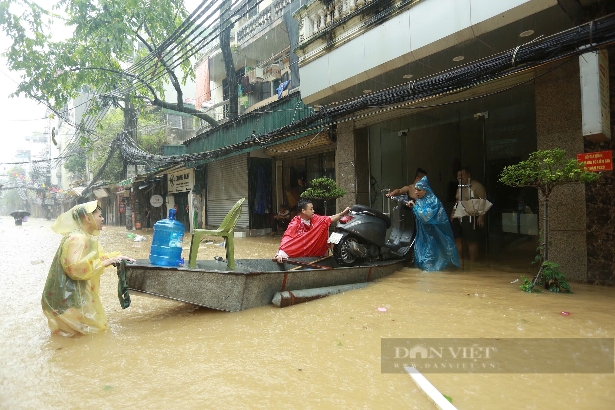 Dùng thuyền "bơi" giữa phố Hà Nội - Ảnh 7.