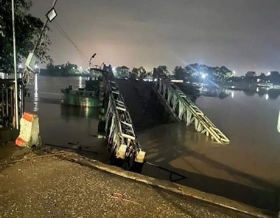 Cầu phao Ninh Cường bị đứt do mưa lũ, rất may không có thiệt hại về người - Ảnh 1.