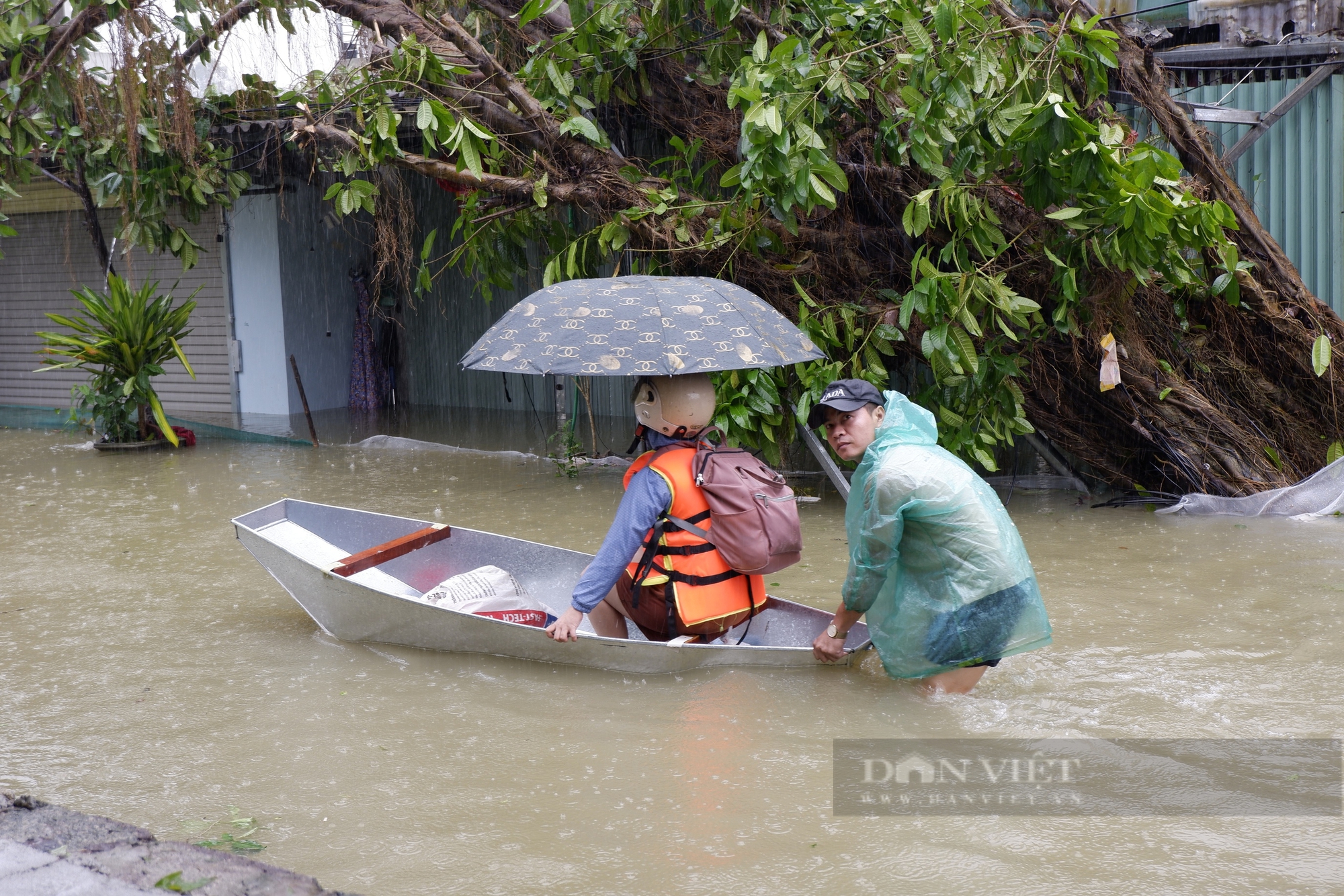 Nước sông Bùi tràn vào nhanh, rốn lũ Chương Mỹ lại chìm trong biển nước - Ảnh 5.