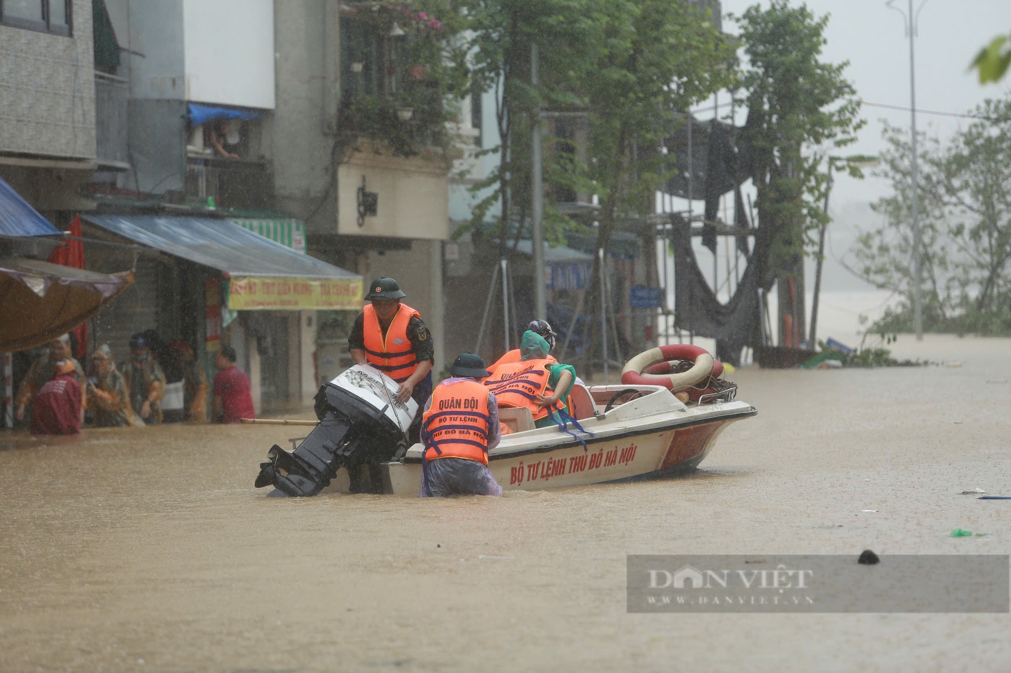 Lũ trên sông Hồng ở Hà Nội sắp đạt đỉnh - Ảnh 1.