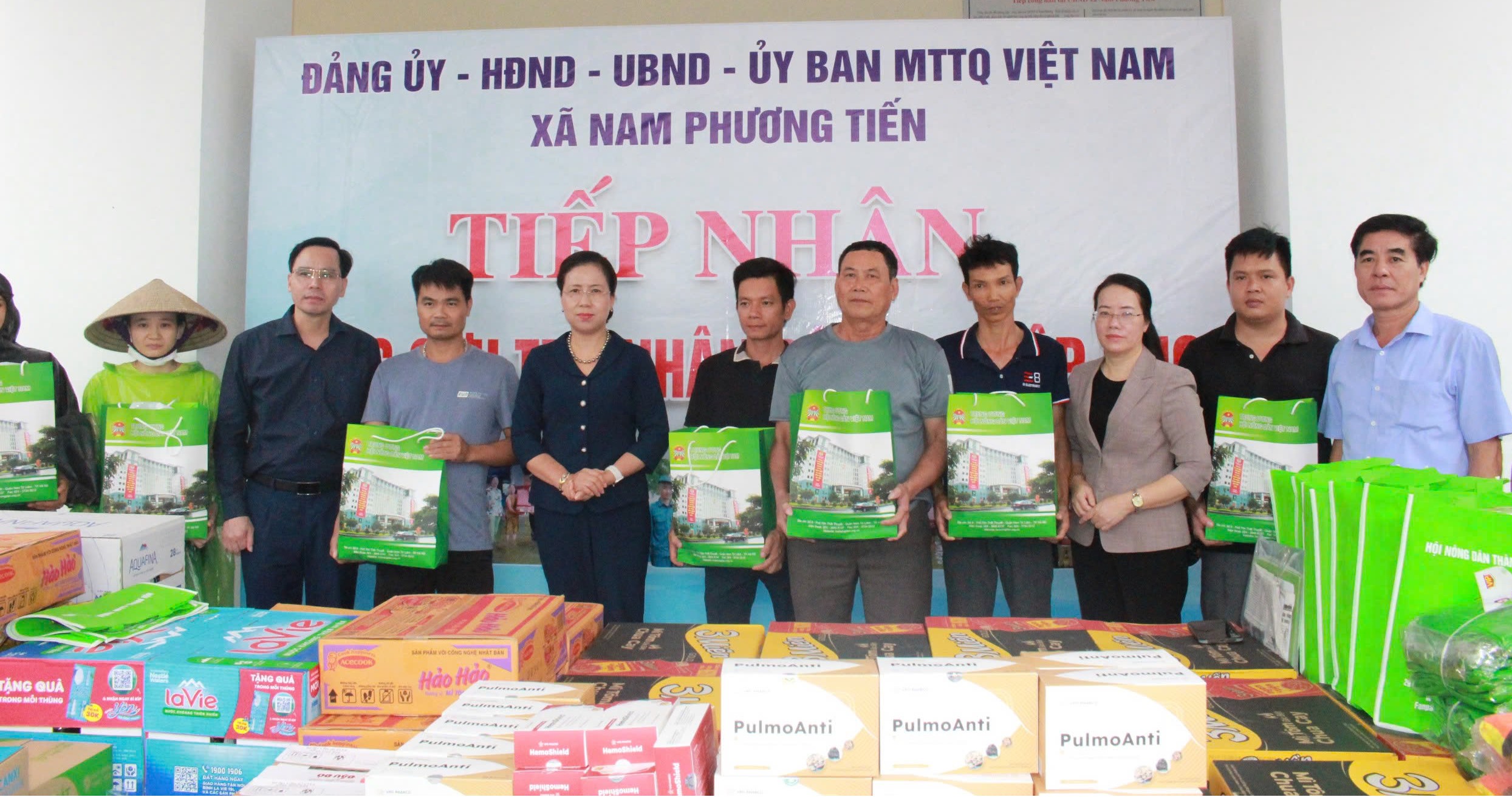 Phó Chủ tịch Trung ương Hội Nông dân Việt Nam Bùi Thị Thơm tặng quà hỗ trợ người dân vùng lũ Chương Mỹ - Ảnh 4.